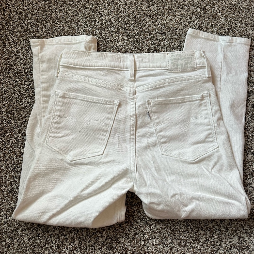Women’s Levi Capris
